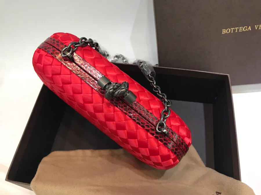 The latest and most popular Knot clutch from the 8651 counter is made of exquisite Japanese silk fabric with snakeskin piping. It looks elegant when worn cross-body or in the hand. It can also be carried by petite girls and can hold 2 iPhone X phones. Size: 20cm*12cm